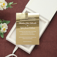 Boîte cadeau d'invitation de mariage minimaliste en velours blanc cassé avec carte en acrylique miroir doré et texte estampé à chaud pour cérémonie de mariage