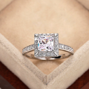 Anello Minimalista con Pietra Quadrata, Elegante Fede Nuziale alla Moda, Gioiello Geometrico per Donne - Product Image 1