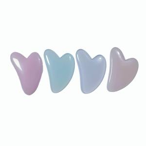 Planche de massage en plastique pour le visage, outil de massage musculaire en forme de cœur en résine Gua Sha pour le visage - Product Image 2