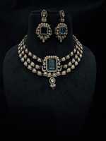 Parure Collier Ras-du-Cou et Boucles d'Oreilles en Laiton Multicouche Faite à la Main avec Perles Blanches et Pierres – Tendance, Plaqué Argent, Idéale pour le Quotidien, Mariages et Fêtes