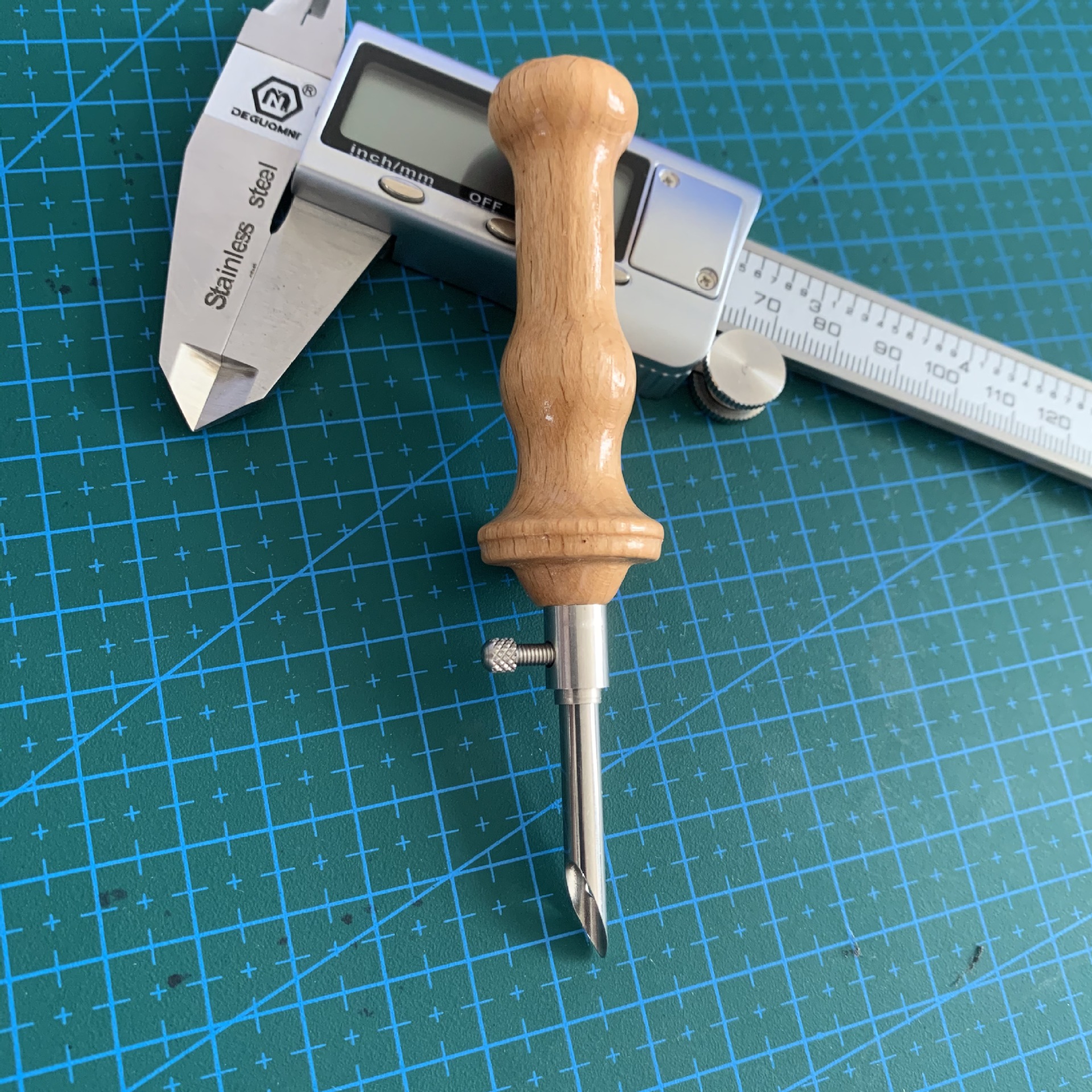 Aiguille réglable avec manche en bois 5mm d'épaisseur + chargeur de fil
