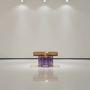 Moderne minimalistische kubusvormige resin salontafel voor een onafhankelijke designerconceptwinkel & speciaalzaak voor pour-over koffie - Product Image 1