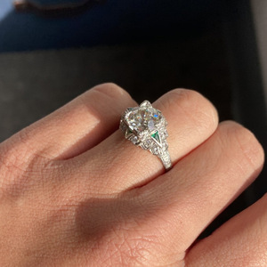 Anello di fidanzamento da donna con diamante taglio Asscher in platino e pietre laterali di smeraldo, colore D naturale, F789 - Product Image 3