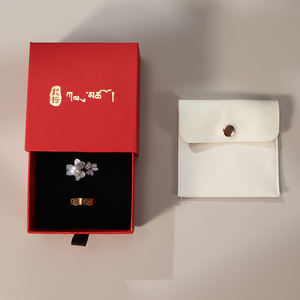 Caja de Regalo Ecológica Personalizada con Papel Rojo y Bolsa de Superfibra con Detalles en Dorado para Empaque de Regalos - Product Image 1