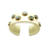 Vente en gros d'accessoires simples et élégants en écaille de tortue pour femmes Bracelet manchette en acétate blanc en forme d'ongle Fêtes Mariages