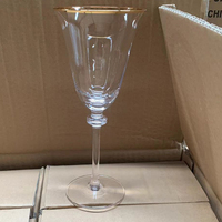 Service de traiteur moderne, bord doré, gobelet à vin rouge, tasse à boisson, flûtes à champagne, ensemble tasse en verre de cristal pour événement de mariage
