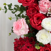 Arche florale exquise et réaliste en soie artificielle, roses rouges, roses et blanches, et hortensias, pour les décors de mariage et d'événements festifs