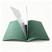 Menu de restaurant personnalisé en daim vert foncé, logo monogramme en relief, pages intérieures remplaçables, menu de luxe pour hôtel, café