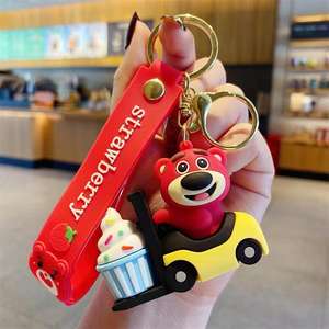 LLavero de pastel de cumpleaños de <span class=keywords><strong>oso</strong></span> de fresa de dibujos animados para adornos colgantes de coche y bolsa-regalo del Día de los niños - Product Image 4