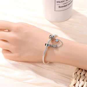 Breloques Perles Mode Planète Cosmique Fusée Avion Appareil Photo en Cuivre Plaqué Argent pour DIY Bracelet Collier, Petites Pièces Personnalisables avec Logo - Product Image 3