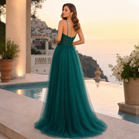 Robe de demoiselle d'honneur en tulle coupe trapèze à bretelles spaghetti, décolleté cœur, avec corsage orné d'appliques perlées et fente latérale haute