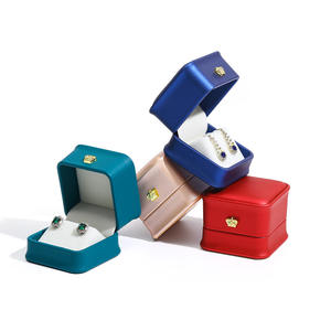 Boîte à bijoux carrée en cuir PU personnalisée en usine, fermeture à boucle, rangement pour boucles d'oreilles, emballage cadeau de luxe argenté, logo imprimé - Product Image 2