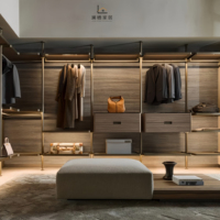 Armoire autoportante pliable et verrouillable en bois foncé de luxe moderne avec cadre en métal doré et étagères ouvertes pour atelier et salon