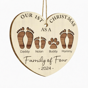 Ornement de Noël en bois personnalisé avec empreintes de pieds de famille, décoration suspendue pour sapin, idéal pour les nouveaux parents - Product Image 1