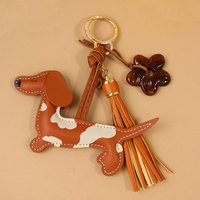 Llavero de piel sintética con diseño de Dachshund de la marca DEYU, bonito y seguro, para bolso, coche o como adorno para ropa.