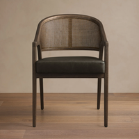 Fauteuil moderne de haute qualité avec coussin en cuir, dossier en osier et structure en chêne pour salle à manger ou mobilier d'hôtel