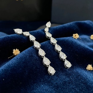 Pendientes Largos con Diamantes en Forma de Gota - Oro de 9k, 14k, 18k - Product Image 1