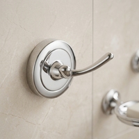 Porte-serviettes mural simple incurvé fin en chrome poli avec base dissimulée, idéal pour salle de bain et hôtel moderne