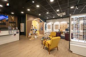 Aménagement de magasin d'optique, mobilier d'exposition, vitrines en verre sur mesure pour lunettes de vue et de soleil, design d'intérieur de magasin d'optique - Product Image 4
