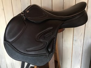 Silla de Montar de Cuero Premium de Venta Caliente para Salto con Diseño de Corte Delantero, Asiento Ligero y Cómodo, Silla de Montar Profesional para Equitación - Product Image 5