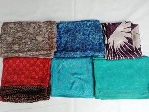 Sari 100% Seda, Tela Estampada Floral para Confección de Vestidos, Sari Vintage para Mujer, Restos de Tela de Seda Ligera - Product Image 4