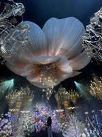 Décoration florale suspendue au plafond de la salle de mariage M968, installation florale en organza avec éclairage LED pour les événements de banquet