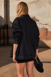 Veste en jean délavé style boyfriend coupe ample épaules tombantes en coton denim chic pour femme - Product Image 6
