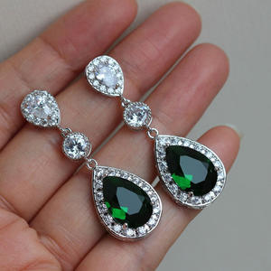 Boucles d'oreilles pendantes classiques pour femme en zircon vert, plaqué rhodium, avec cristaux taille poire sertis clos, bijoux de mode pour soirée - Product Image 3