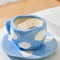 Tasse à café en céramique peinte à la main bleu ciel avec soucoupe nuage blanc – Cadeau de rentrée scolaire – Écologique – Capacité 300 ml – Design classique