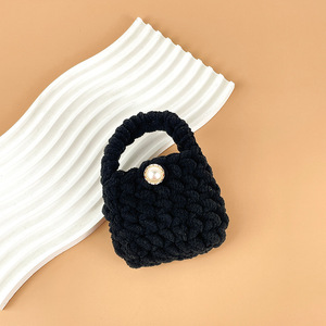 กระเป๋าหูฟังถักไหมพรมสีพื้นและกระเป๋าใส่เหรียญขนนุ่มถักโครเชต์แบบมือ พร้อมพวงกุญแจน้ำหนักเบาสำหรับจัดเก็บ ขายส่ง - Product Image 6