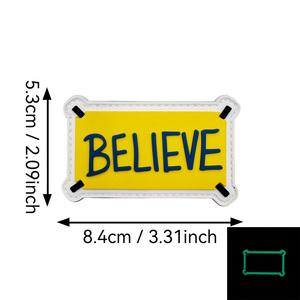ป้าย PVC สีเหลืองตลกๆ ป้าย <span class=keywords><strong>BELIEVE</strong></span> เรืองแสงในที่มืด ป้ายโลโก้แบบนูน 3 มิติ ป้ายยาง PVC สำหรับเสื้อผ้า - Product Image 2