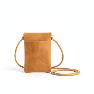 กระเป๋าคล้องโทรศัพท์แบบซักได้ ทำจากกระดาษคราฟท์ พร้อมช่องใส่บัตร ดีไซน์หนังวีแกน  รับทำโลโก้ตามสั่ง ของขวัญสำหรับองค์กร - Product Image 2