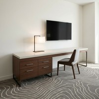 Meubles d'hôtel sur mesure 5 étoiles, ensemble de meubles de chambre d'hôtel, design standard Marriott gris chaud et chêne clair pour chambre exécutive