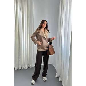 เสื้อแจ็คเก็ตผู้หญิงสีเบจบุขนสัตว์พร้อมแผ่นรองไหล่ ขายส่ง - Product Image 3