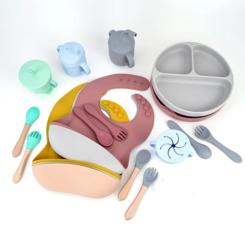Ensemble de vaisselle personnalisé antidérapant coloré en silicone pour enfants cuillère à manger en silicone Babi assiette bol ustensile en silicone ensemble d'alimentation pour bébé