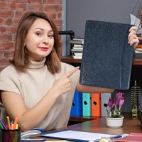 Porte-documents en cuir PU vegan bleu foncé à motif floral gaufré, pour hommes et femmes, format A4, avec pochette pour ordinateur portable et fermeture éclair, idéal comme cadeau