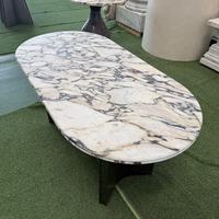Meuble de salon ovale en marbre Calacatta Viola, plateau en pierre veinée blanc et violet moderne, pieds en métal noir, haute qualité, luxe, villa