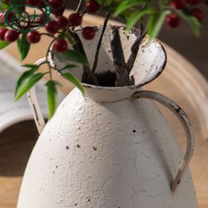 Jarrón Metálico Estilo Rústico Francés con Asa, Acabado Envejecido, Adorno de Escritorio, Accesorio para Estudio Fotográfico - Product Image 2