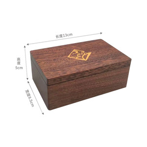 Caja de Perfume de Madera Rectangular 13x8.5x5cm con Estampado Dorado, Almacenamiento de Cosméticos Hecho a Mano - Product Image 1