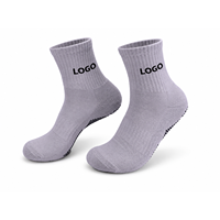 Chaussettes côtelées gris clair personnalisées avec logo imprimé, antidérapantes avec points en caoutchouc pour femmes, yoga et pilates
