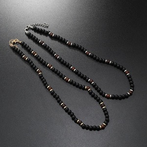 Collier tendance pour homme en perles de verre noires, design simple et rond, chaîne dorée et blanche, accessoire de mode estival - Product Image 1