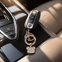 Porte-clés de voiture tendance et romantique en alliage de zinc, écologique et léger, mignon, vente chaude, personnalisé, en gros, en forme de patte, pour le Poisson d'avril