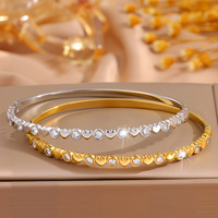 Bracelet en acier inoxydable plaqué or avec zircons étincelants en forme de cœur alternés, style Sweet Love, pour femme, idéal pour le quotidien ou les fêtes