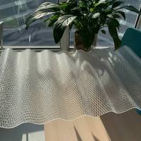 Plaque alvéolée en polycarbonate prismatique BH 1050 mm x 6 m gris pour toiture de pergola en Israël