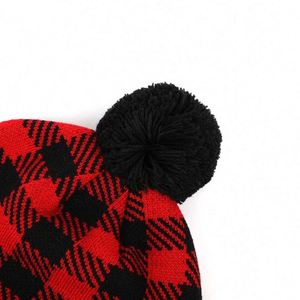 Bonnet tricoté chaud pour l'hiver, 100 % acrylique, avec pompon pour enfants, motif écossais noir et rouge, patch tissé – Vente chaude - Product Image 4