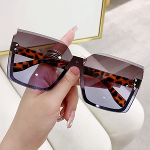 Lunettes de soleil carrées chanfreinées, monture métallique, protection UV400, style unisexe surdimensionné - Product Image 2