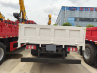 Grue à flèche pliante montée sur camion à plateau avec essieu arrière de 3,2T et stabilisateurs pour le chargement de machines lourdes et de marchandises