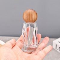 Bouteille de parfum vide en verre de 30ml en forme de vague au design unique, bouteille en verre rechargeable à brume fine pour huile essentielle cosmétique