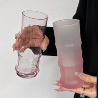Mat glazen melkbeker, sapbeker, fruitthee- of cocktailbeker met matte textuur, modern, eenvoudig design, enkelwandig, zonder handvat en zonder deksel.