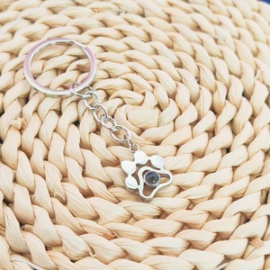 Porte-clés <span class=keywords><strong>personnalisé</strong></span> avec patte de chien Qiuhan - Porte-clés en acier inoxydable avec <span class=keywords><strong>photo</strong></span>/nom <span class=keywords><strong>personnalisé</strong></span> - Cadeau commémoratif pour animal de compagnie, anniversaire - Product Image 3